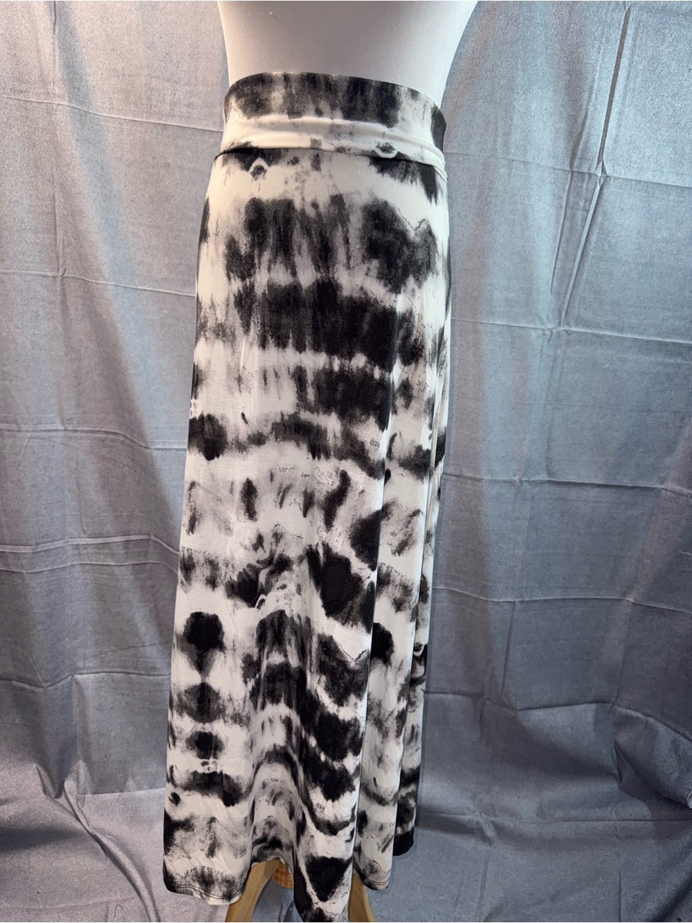 1359-Mossimo Black and White Tie-Dye Maxi Skirt